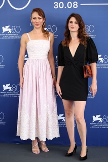 Olga Kurylenko feet photo thumbnail