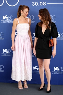Olga Kurylenko feet photo thumbnail
