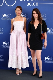 Olga Kurylenko feet photo thumbnail