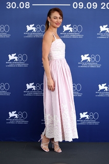 Olga Kurylenko feet photo thumbnail