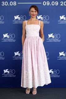 Olga Kurylenko feet photo thumbnail