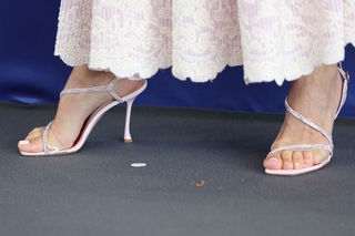 Olga Kurylenko feet photo thumbnail