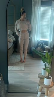 Chelsea Green feet photo thumbnail