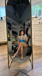 Selena Gomez feet photo thumbnail