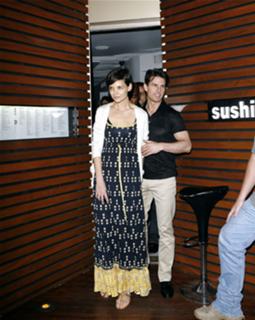 Katie Holmes feet photo thumbnail