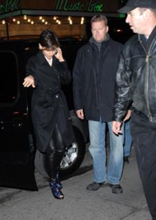 Katie Holmes feet photo thumbnail
