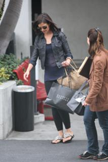 Katie Holmes feet photo thumbnail