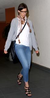 Katie Holmes feet photo thumbnail