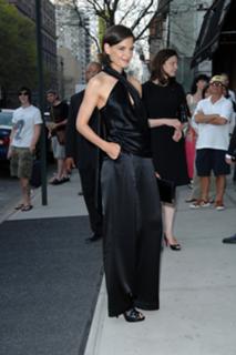 Katie Holmes feet photo thumbnail