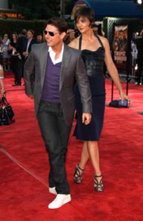 Katie Holmes feet photo thumbnail