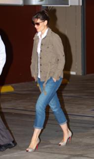 Katie Holmes feet photo thumbnail