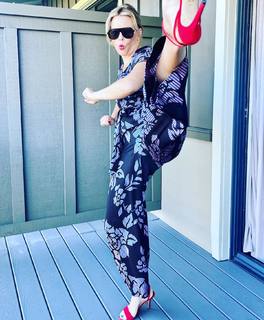 Elizabeth Banks feet photo thumbnail