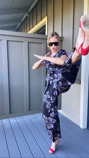 Elizabeth Banks feet photo thumbnail