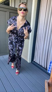 Elizabeth Banks feet photo thumbnail