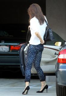 Katie Holmes feet photo thumbnail