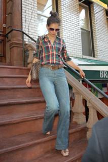 Katie Holmes feet photo thumbnail