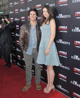 Katie Holmes feet photo thumbnail