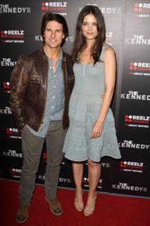 Katie Holmes feet photo thumbnail
