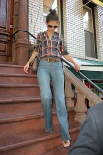 Katie Holmes feet photo thumbnail