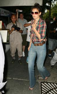 Katie Holmes feet photo thumbnail