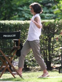 Katie Holmes feet photo thumbnail