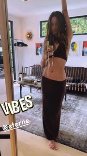 Alessandra Ambrosio feet photo thumbnail
