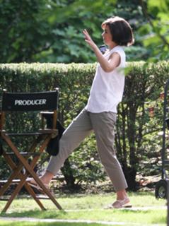 Katie Holmes feet photo thumbnail