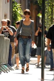 Katie Holmes feet photo thumbnail
