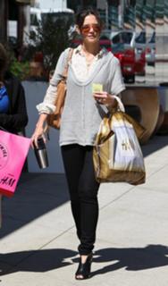 Katie Holmes feet photo thumbnail