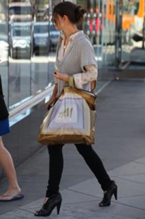 Katie Holmes feet photo thumbnail