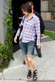 Katie Holmes feet photo thumbnail