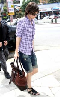 Katie Holmes feet photo thumbnail