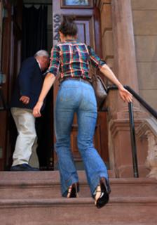 Katie Holmes feet photo thumbnail