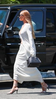 Rosie Huntington-Whiteley feet photo thumbnail