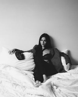 Victoria Justice feet photo thumbnail