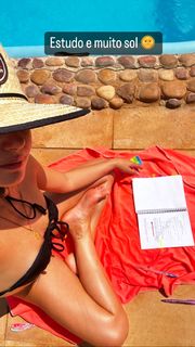Isis Valverde feet photo thumbnail