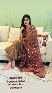 Mouni Roy feet photo thumbnail