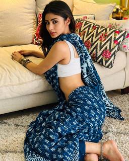 Mouni Roy feet photo thumbnail