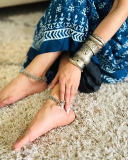 Mouni Roy feet photo thumbnail