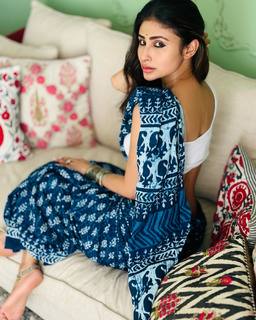 Mouni Roy feet photo thumbnail