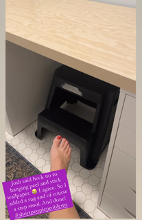 Angela Kinsey feet photo thumbnail