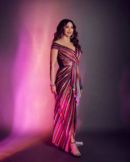 Madhuri Dixit feet photo thumbnail