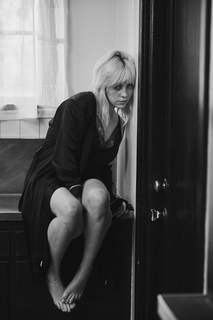 Billie Eilish feet photo thumbnail