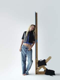 Gigi Hadid feet photo thumbnail