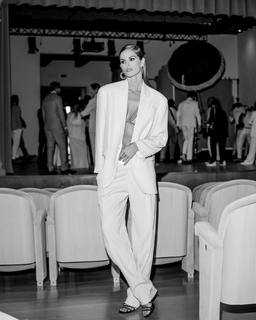 Izabel Goulart feet photo thumbnail