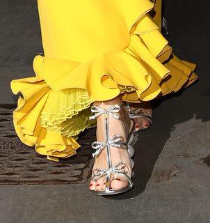 Lily Allen feet photo thumbnail