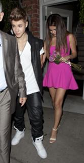 Selena Gomez feet photo thumbnail