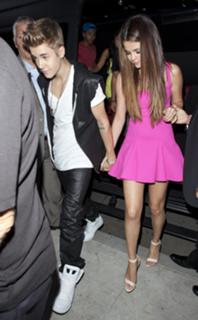Selena Gomez feet photo thumbnail