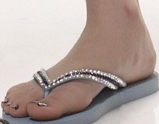 Kaley Cuoco feet photo thumbnail