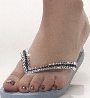 Kaley Cuoco feet photo thumbnail